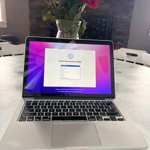 MacBook Pro 13” (2015) – 2.9GHz i5 – 1TB – 8GB RAM – Includes Charger